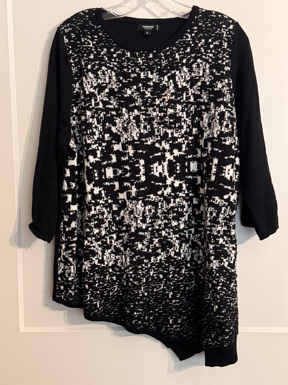 Premise Studio Womans Sz 1X Black White Sweater Asymmertrical Hem Career Casual
